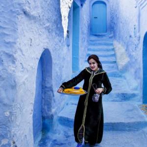 MAVİLERİN ŞEHRİNDE BİR GENÇ BAYAN CHEFCHAOUEN FAS - 0
