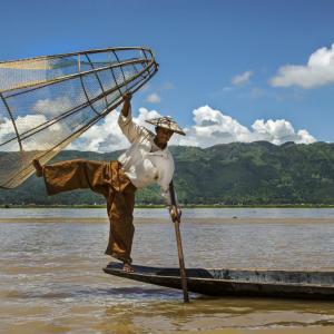 INLE GÖLÜNDE BİR BALIKÇI MYANMAR (BURMA) - 7